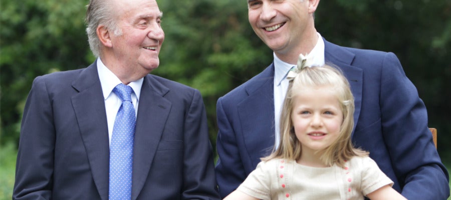 El Rey junto al Príncipe de Asturias y la infanta Leonor El Rey junto al Príncipe de Asturias y la infanta Leonor
