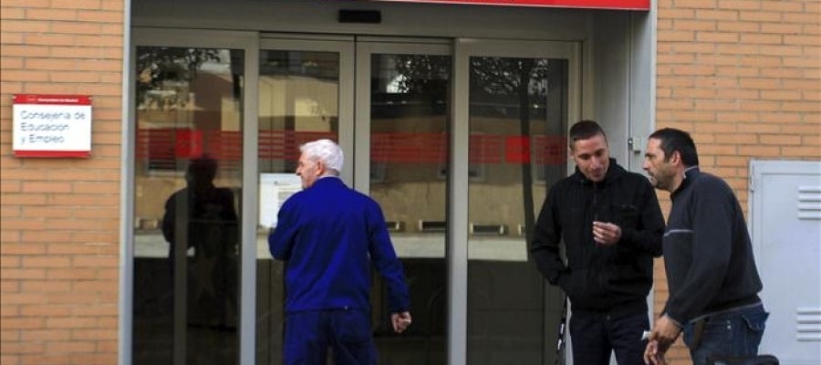 Un grupo de personas acceden a una oficina del Inem. Un grupo de personas acceden a una oficina del Inem.