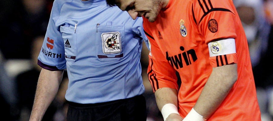 Casillas se retira lesionado de Mestalla Casillas se retira lesionado de Mestalla