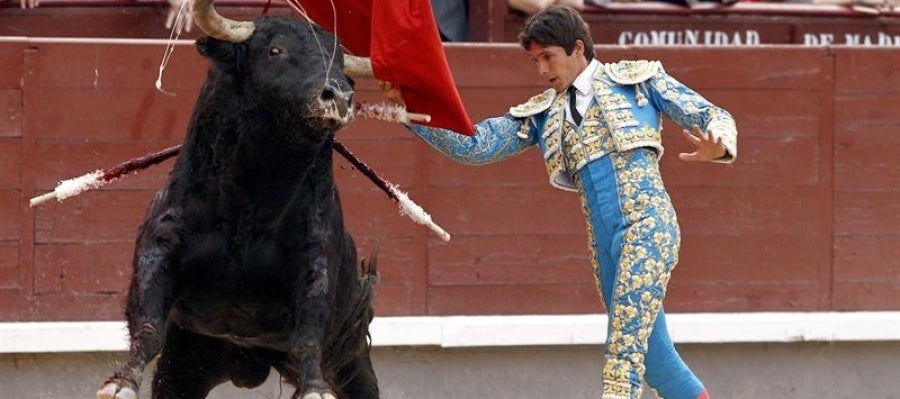El diestro galo Sebastián Castella durante la faena a su segundo toro El diestro galo Sebastián Castella durante la faena a su segundo toro