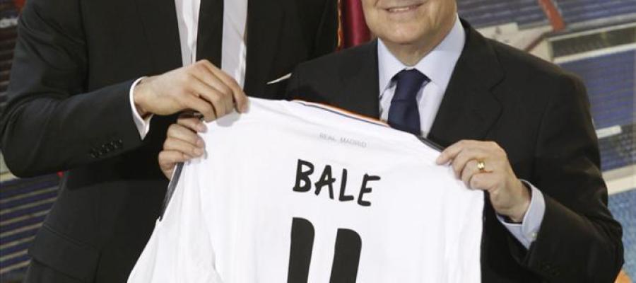 Bale posa con su nueva camiseta. Bale posa con su nueva camiseta.