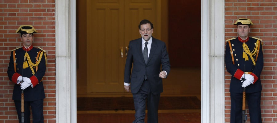 Mariano Rajoy, sale del Palacio de la Moncloa para recibir al presidente de la Comisión Europea Mariano Rajoy, sale del Palacio de la Moncloa para recibir al presidente de la Comisión Europea