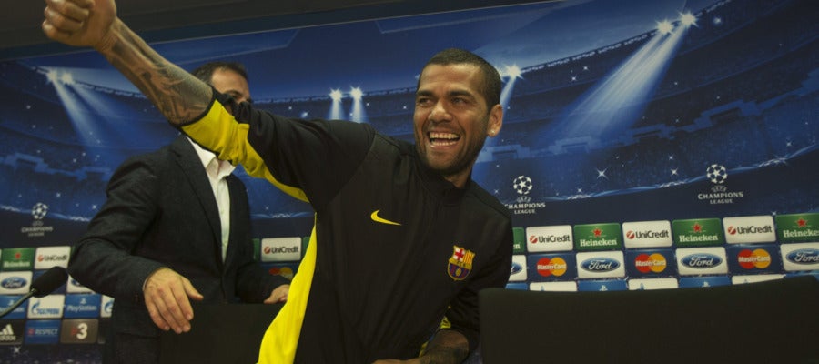 Dani Alves gesticula en rueda de prensa Dani Alves gesticula en rueda de prensa
