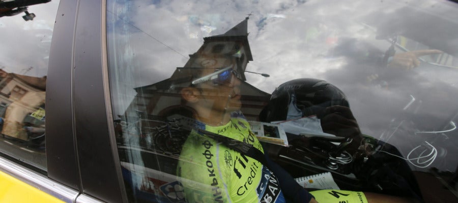 Contador, en el coche del equipo tras abandonar el Tour Contador, en el coche del equipo tras abandonar el Tour