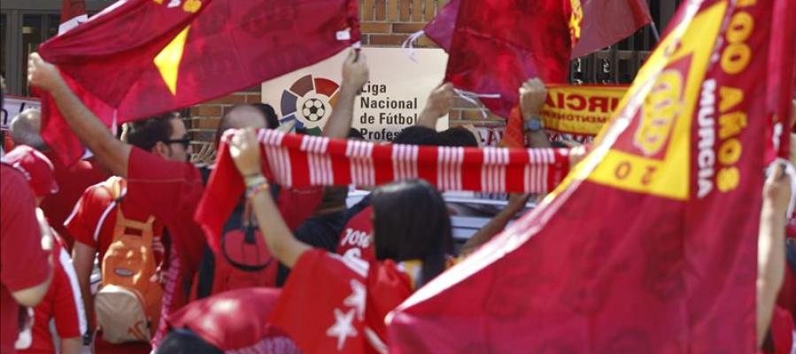 Protestas de aficionados del Murcia delante de la sede de la LFP Protestas de aficionados del Murcia delante de la sede de la LFP