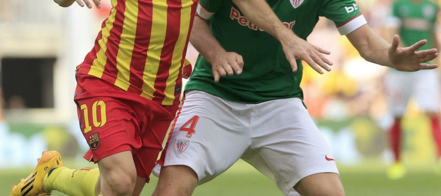 Messi en una disputa con Laporte Messi en una disputa con Laporte