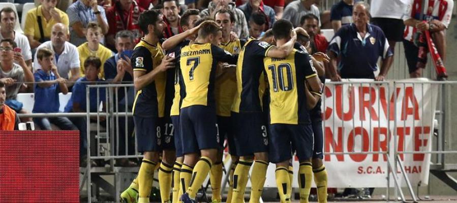 Los jugadores del Atlético celebran el tanto de Miranda Los jugadores del Atlético celebran el tanto de Miranda
