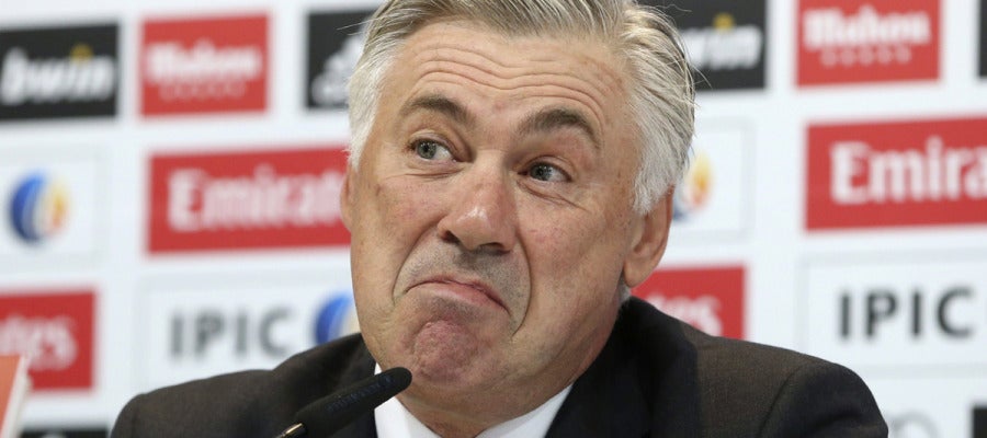 Ancelotti gesticula en rueda de prensa Ancelotti gesticula en rueda de prensa