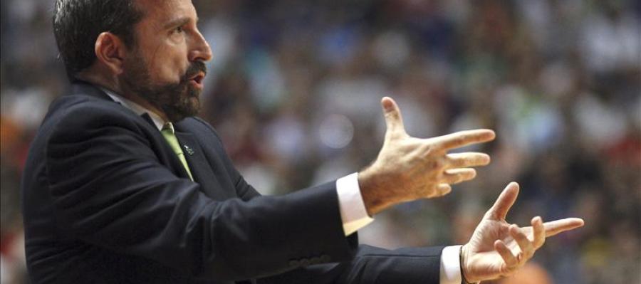 El entrenador del Unicaja Málaga Joan Plaza da instrucciones a sus jugadores El entrenador del Unicaja Málaga Joan Plaza da instrucciones a sus jugadores
