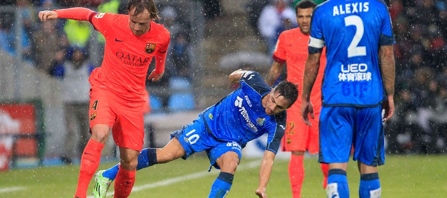 Rakitic pelea por un balón bajo la lluvia Rakitic pelea por un balón bajo la lluvia