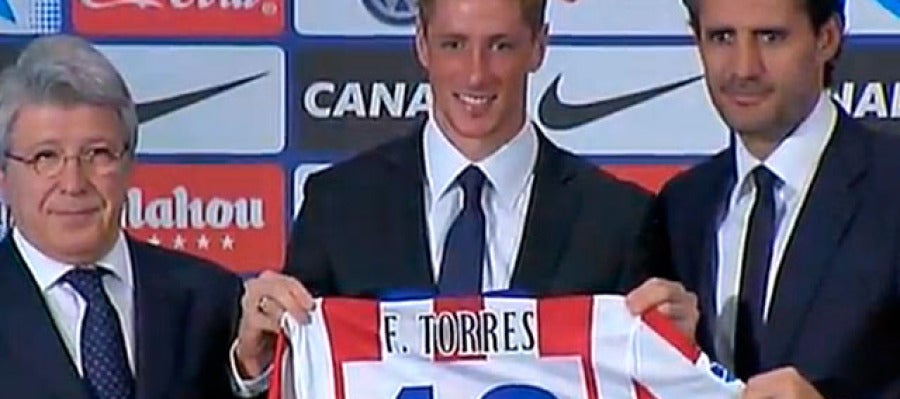 Fernando Torres posa con la camiseta del Atlético Fernando Torres posa con la camiseta del Atlético