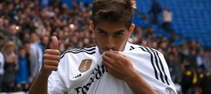 Lucas Silva besa el escudo del Real Madrid Lucas Silva besa el escudo del Real Madrid