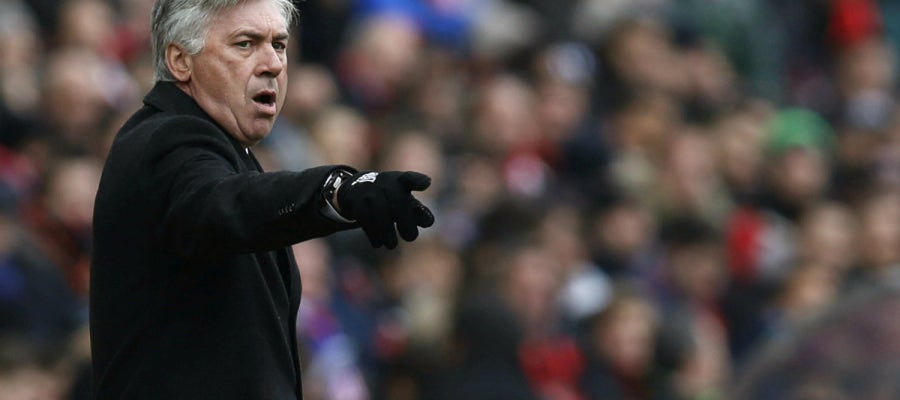 Carlo Ancelotti da órdenes tácticas a sus jugadores Carlo Ancelotti da órdenes tácticas a sus jugadores