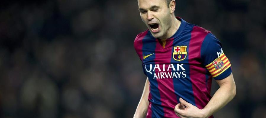 El centrocampista del FC Barcelona Andrés Iniesta celebrando un gol con el brazalete de capitán El centrocampista del FC Barcelona Andrés Iniesta celebrando un gol con el brazalete de capitán