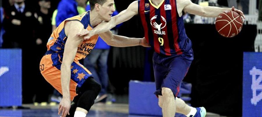 Marcelinho Huertas intenta superar la defensa del base serbio del Valencia, Nemanja Nedovic Marcelinho Huertas intenta superar la defensa del base serbio del Valencia, Nemanja Nedovic