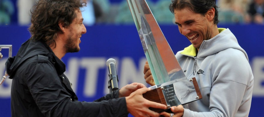 Nadal recibe el trofeo de manos de Gaudio Nadal recibe el trofeo de manos de Gaudio