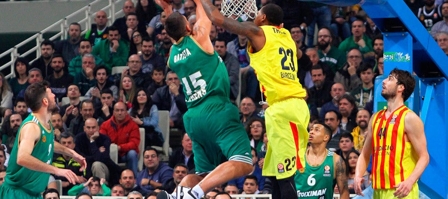Deshaun Thomas tapona una entrada a canasta Deshaun Thomas tapona una entrada a canasta