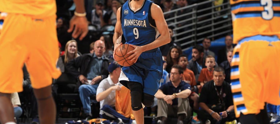 Ricky Rubio conduce el balón ante los Nuggets Ricky Rubio conduce el balón ante los Nuggets