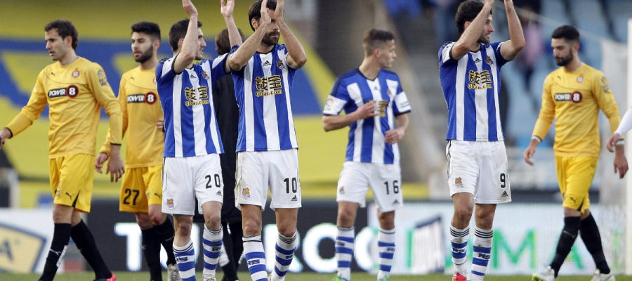 Los jugadores de la Real Sociedad aplauden a su público Los jugadores de la Real Sociedad aplauden a su público