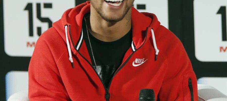 Neymar durante la presentación de un acto Neymar durante la presentación de un acto