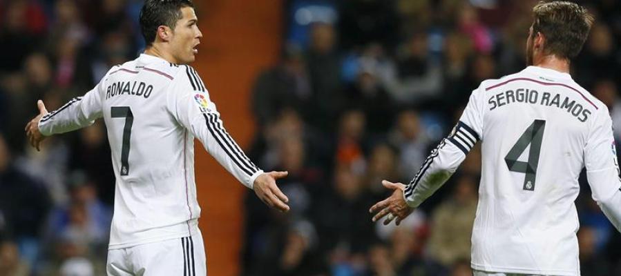 Cristiano Ronaldo y Sergio Ramos conversando durante el partido frente al Levante Cristiano Ronaldo y Sergio Ramos conversando durante el partido frente al Levante