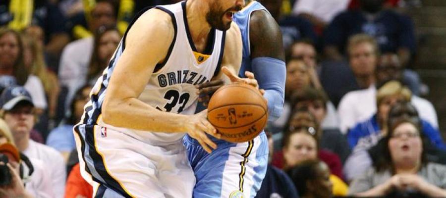 Marc Gasol disputando un balón ante un jugador de los Nuggets de Denver Marc Gasol disputando un balón ante un jugador de los Nuggets de Denver