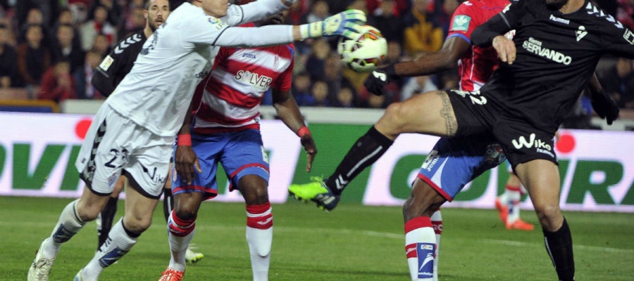Lucha entre jugadores del Granada y el Eibar Lucha entre jugadores del Granada y el Eibar