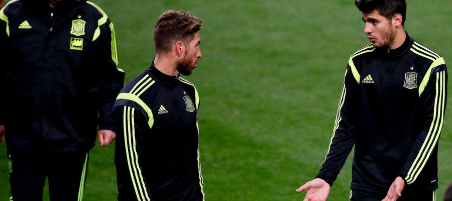 Morata y Ramos conversan en presencia de Vicente del Bosque Morata y Ramos conversan en presencia de Vicente del Bosque