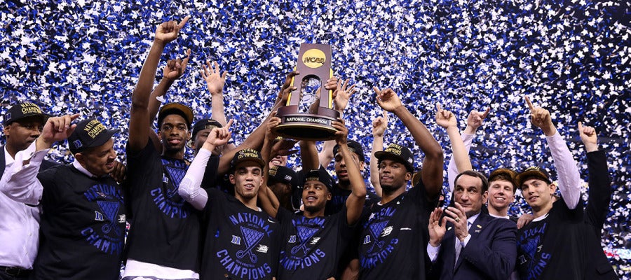 Los jugadores y el entrenador de Duke celebran la victoria en la final de la NCAA Los jugadores y el entrenador de Duke celebran la victoria en la final de la NCAA