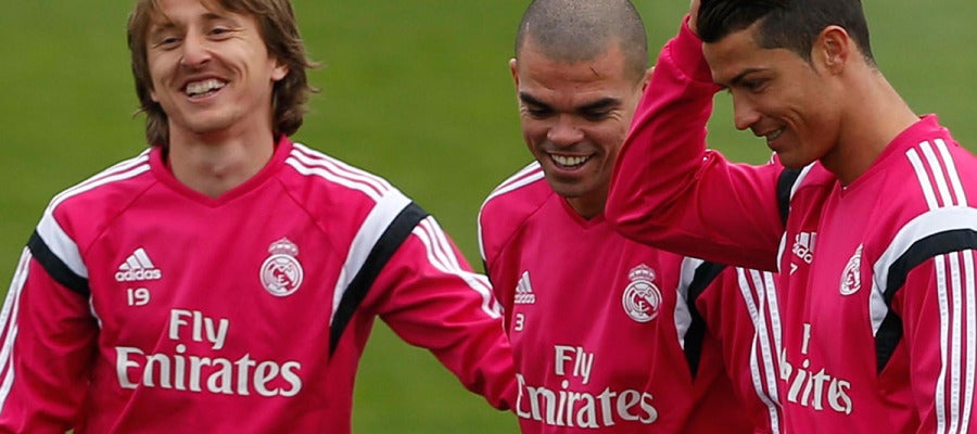 Cristiano bromea con Pepe y Modric en Valdebebas Cristiano bromea con Pepe y Modric en Valdebebas