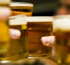 Brindar con cerveza Brindar con cerveza