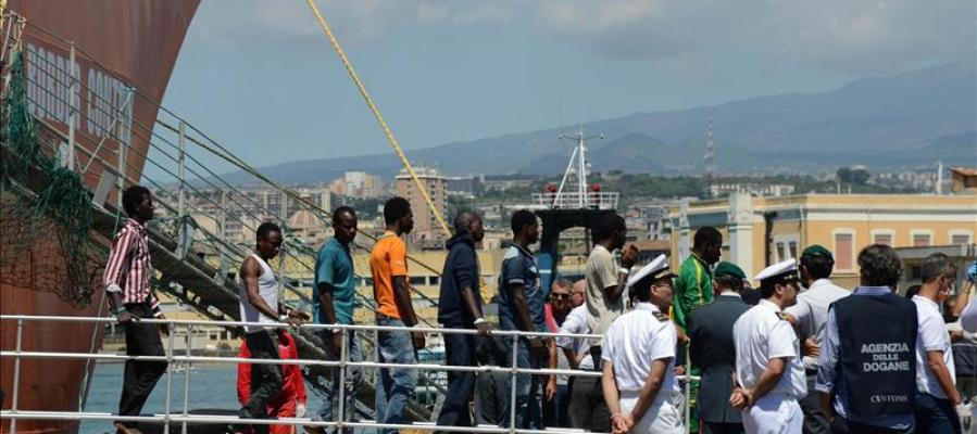 Inmigrantes desembarcan en el puerto de Catania, Sicilia Inmigrantes desembarcan en el puerto de Catania, Sicilia