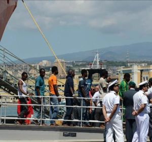 Inmigrantes desembarcan en el puerto de Catania, Sicilia Inmigrantes desembarcan en el puerto de Catania, Sicilia