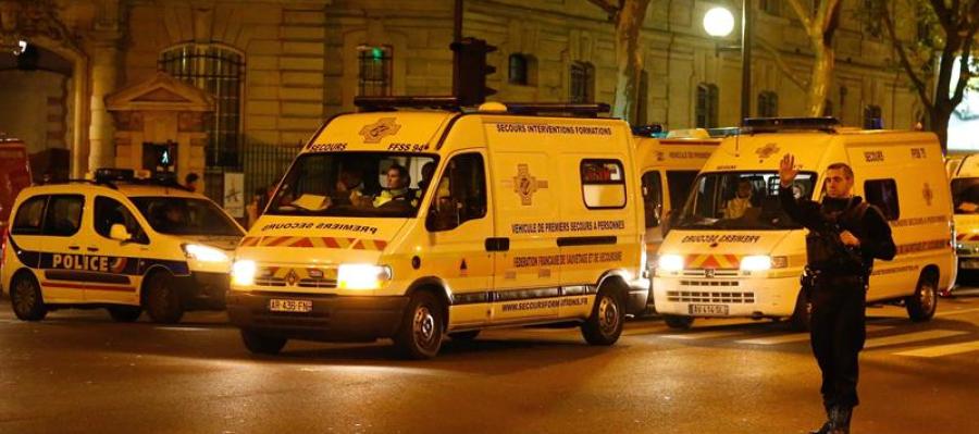 Varias ambulancias transportan a varios heridos en París. Varias ambulancias transportan a varios heridos en París.