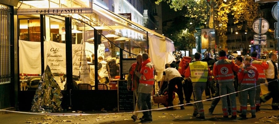 Equipos sanitarios y policías en el lugar donde se ha producido un tiroteo Equipos sanitarios y policías en el lugar donde se ha producido un tiroteo