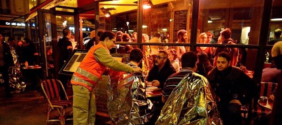 Equipos sanitarios atienden a los supervivientes al tiroteo en París Equipos sanitarios atienden a los supervivientes al tiroteo en París