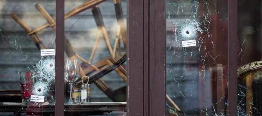 Vista de los agujeros de bala provocados tras los disparos en el Café Bonne Biere en París Vista de los agujeros de bala provocados tras los disparos en el Café Bonne Biere en París