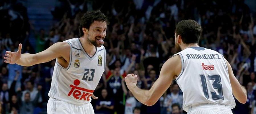 Sergio Rodríguez y Llull celebran el pase del Real Madrid al Top 16 de la Euroliga Sergio Rodríguez y Llull celebran el pase del Real Madrid al Top 16 de la Euroliga