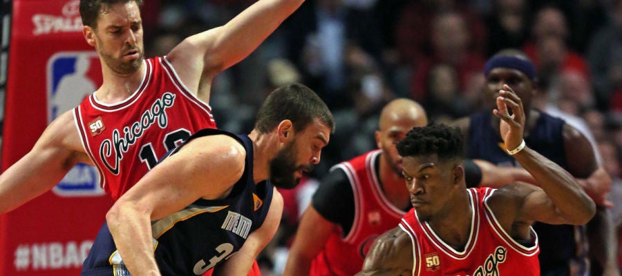 Pau Gasol defiende una jugada ante su hermano Marc Pau Gasol defiende una jugada ante su hermano Marc