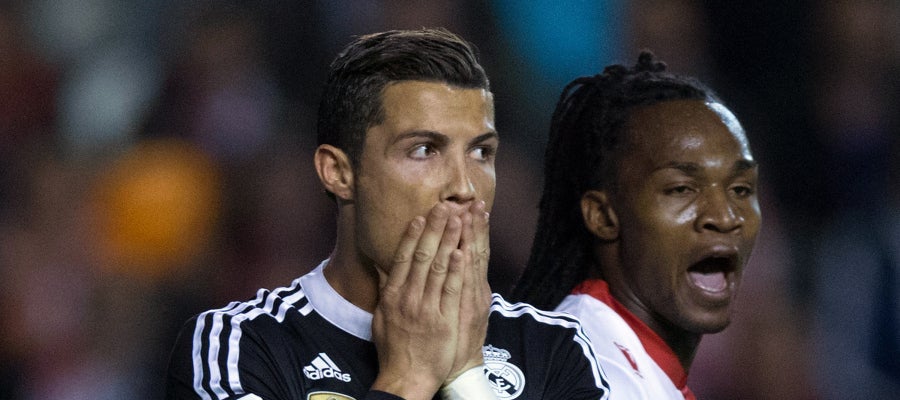 Cristiano Ronaldo lamenta una ocasión ante Manucho Cristiano Ronaldo lamenta una ocasión ante Manucho