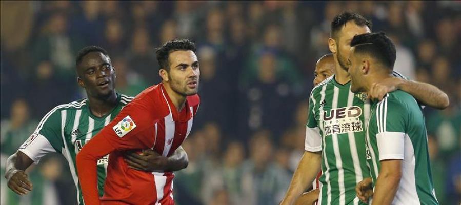 Iborra se queja tras una jugada polémica a los futbolistas del Betis Iborra se queja tras una jugada polémica a los futbolistas del Betis