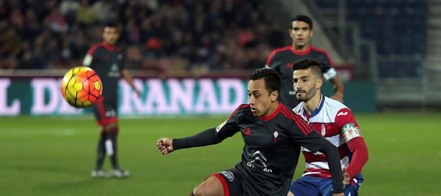 Orellana recibe un pase ante la defensa del Granada en Los Cármenes Orellana recibe un pase ante la defensa del Granada en Los Cármenes