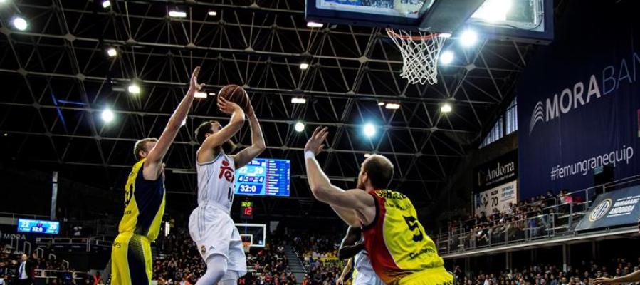 El base del Real Madrid Sergio Rodríguez lanza a canasta ante la defensa del MoraBanc Andorra El base del Real Madrid Sergio Rodríguez lanza a canasta ante la defensa del MoraBanc Andorra