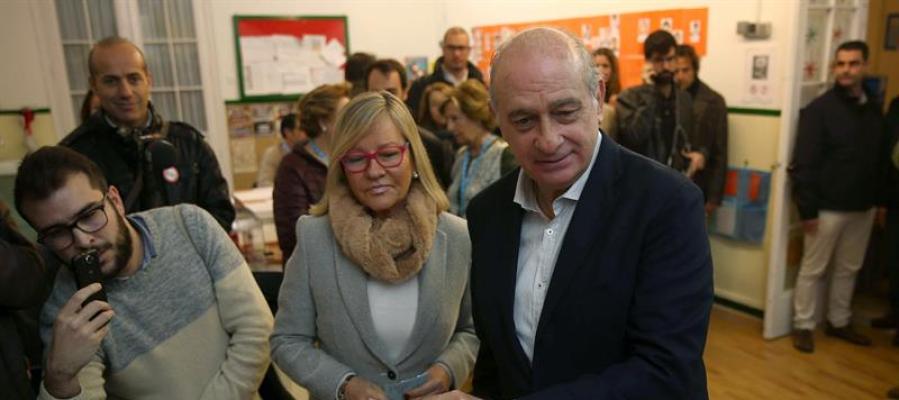 El Ministro del Interior, Jorge Fernández Díaz vota junto a su mujer en Barcelona El Ministro del Interior, Jorge Fernández Díaz vota junto a su mujer en Barcelona