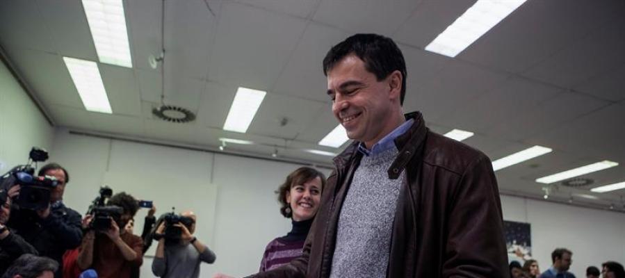 El candidato de UPYD a la presidencia del Gobierno, Andrés Herzog, vota en el Centro Dotacional de Arganzuela El candidato de UPYD a la presidencia del Gobierno, Andrés Herzog, vota en el Centro Dotacional de Arganzuela