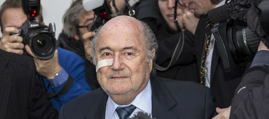 Joseph Blatter, rodeado de medios de comunicación Joseph Blatter, rodeado de medios de comunicación