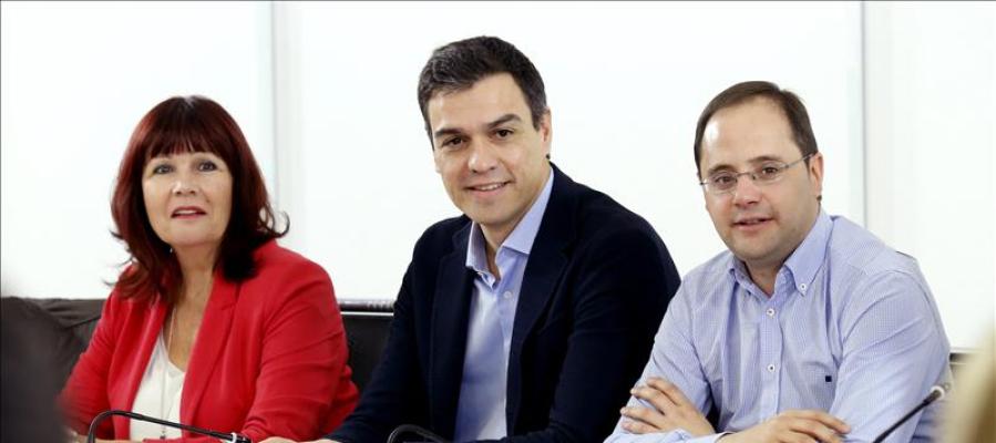 Pedro Sánchez junto a César Luena y Micaela Navarro en la reunión de la Ejecutiva del PSOE Pedro Sánchez junto a César Luena y Micaela Navarro en la reunión de la Ejecutiva del PSOE