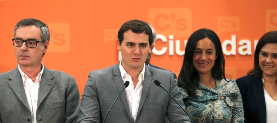 Albert Rivera acompañado por el vicesecretario general del partido, José Manuel Villegas, y la portavoz de Ciudadanos en el Ayuntamiento de Madrid, Begoña Villacís, comparece al término de la reunión de la Ejecutiva Nacional del partido para analizar los resultados de las elecciones. Albert Rivera acompañado por el vicesecretario general del partido, José Manuel Villegas, y la portavoz de Ciudadanos en el Ayuntamiento de Madrid, Begoña Villacís, comparece al término de la reunión de la Ejecutiva Nacional del partido para analizar los resultados de las elecciones.
