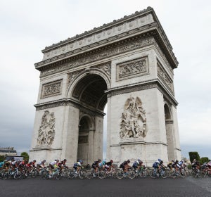 El pelotón del Tour de Francia pasa por el Arco del Triunfo El pelotón del Tour de Francia pasa por el Arco del Triunfo