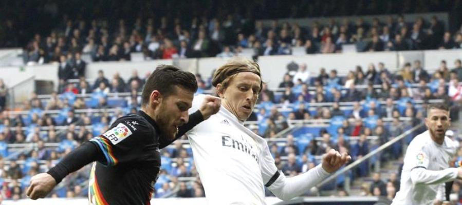 El centrocampista croata del Real Madrid Luka Modric (d) pelea un balón con el defensa del Rayo Vallecano Roberto Román "Tito" El centrocampista croata del Real Madrid Luka Modric (d) pelea un balón con el defensa del Rayo Vallecano Roberto Román "Tito"